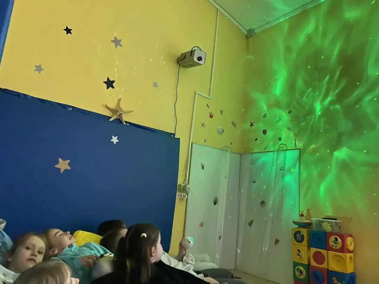 ЛЮДИ ВСЕГДА СМОТРЕЛИ НА ЗВЕЗДЫ Наша планета - голубая, очень красивая и очень хрупкая.  Первым , кто