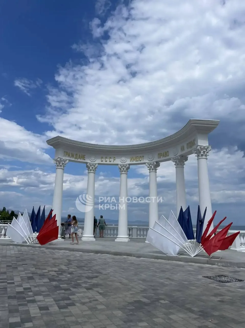 А теперь о хорошем!Обновленная ротонда в Алуште.