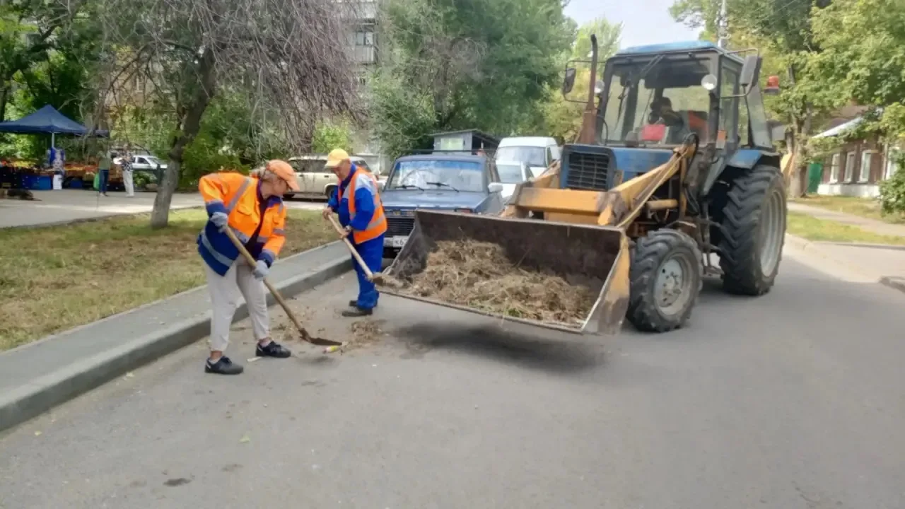 🧹Продолжается уборка территории района