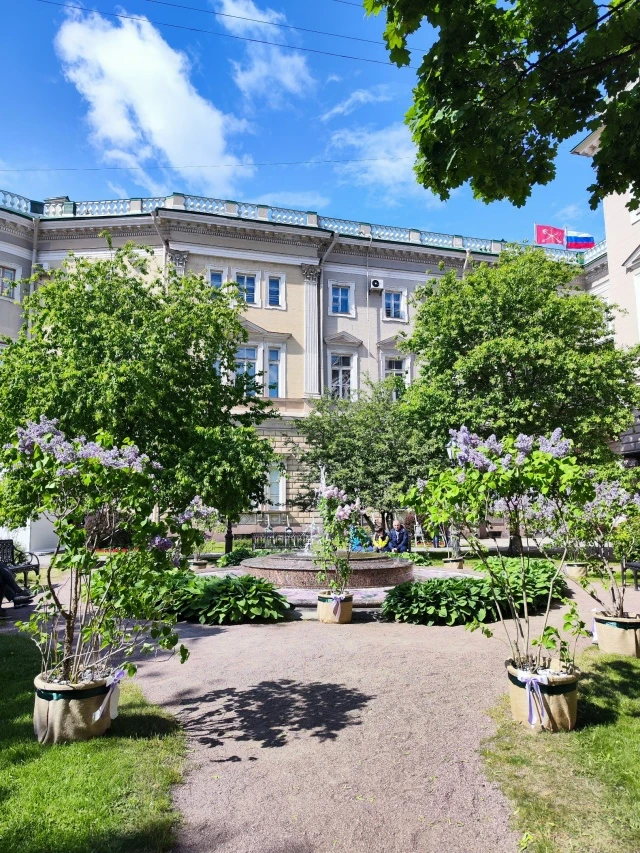 Найти тайный сад в самом сердце Петербурга? Легко! 🗝🌿

6 июня вновь ожил сад Мариинского дворца. Д