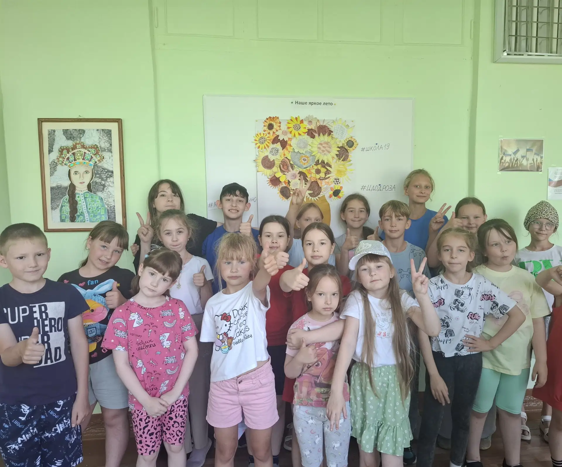 Ваза с подсолнухами
Педагог ЦДОД г. Коркино р.п.Роза Алексеева Ольга Сергеевна и ребята из летнего л