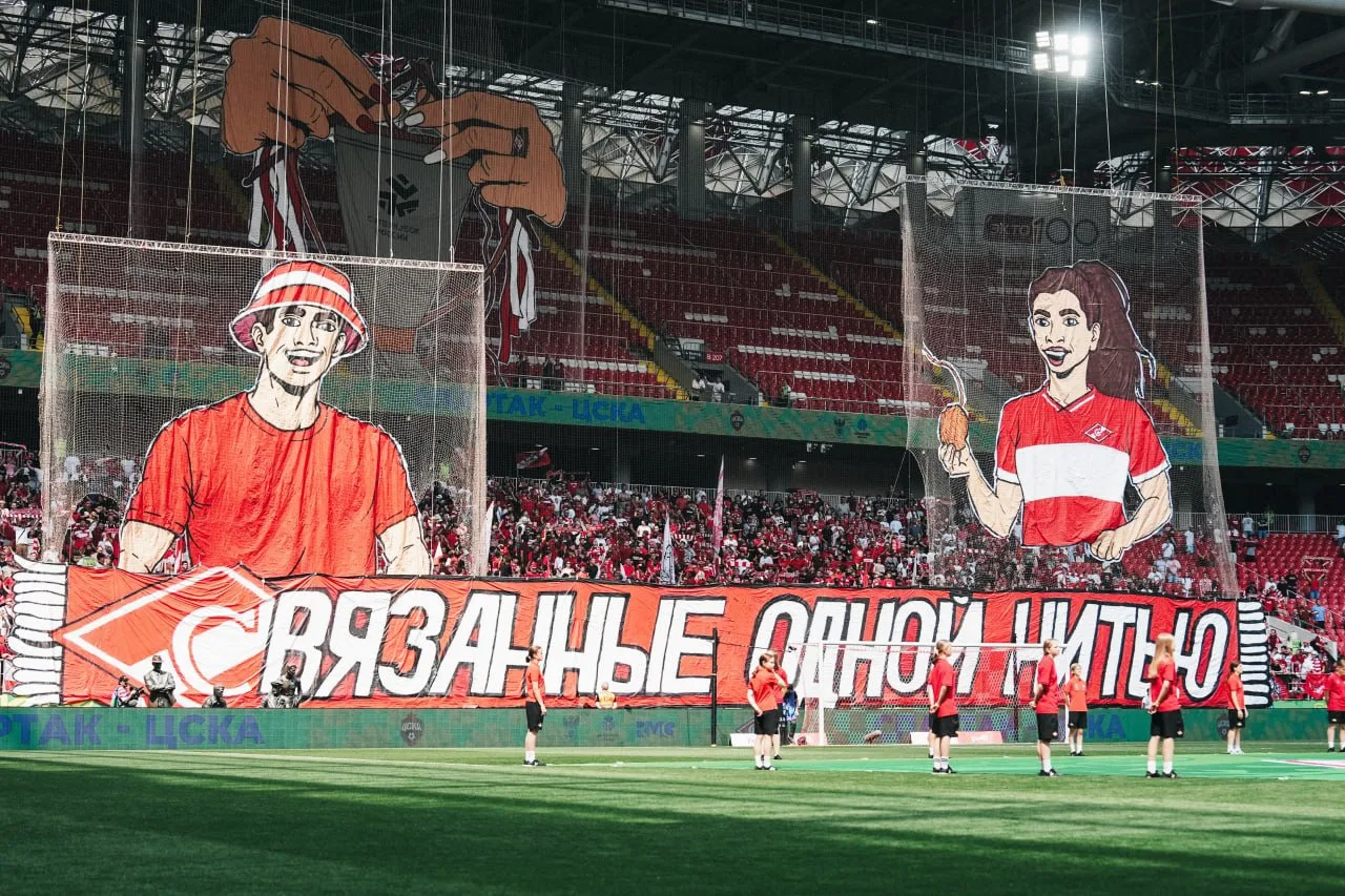 🔴⚪️ Замечательный перфоманс от красно-белых фанатов на победном матче женской команды «СПАРТАК» в С