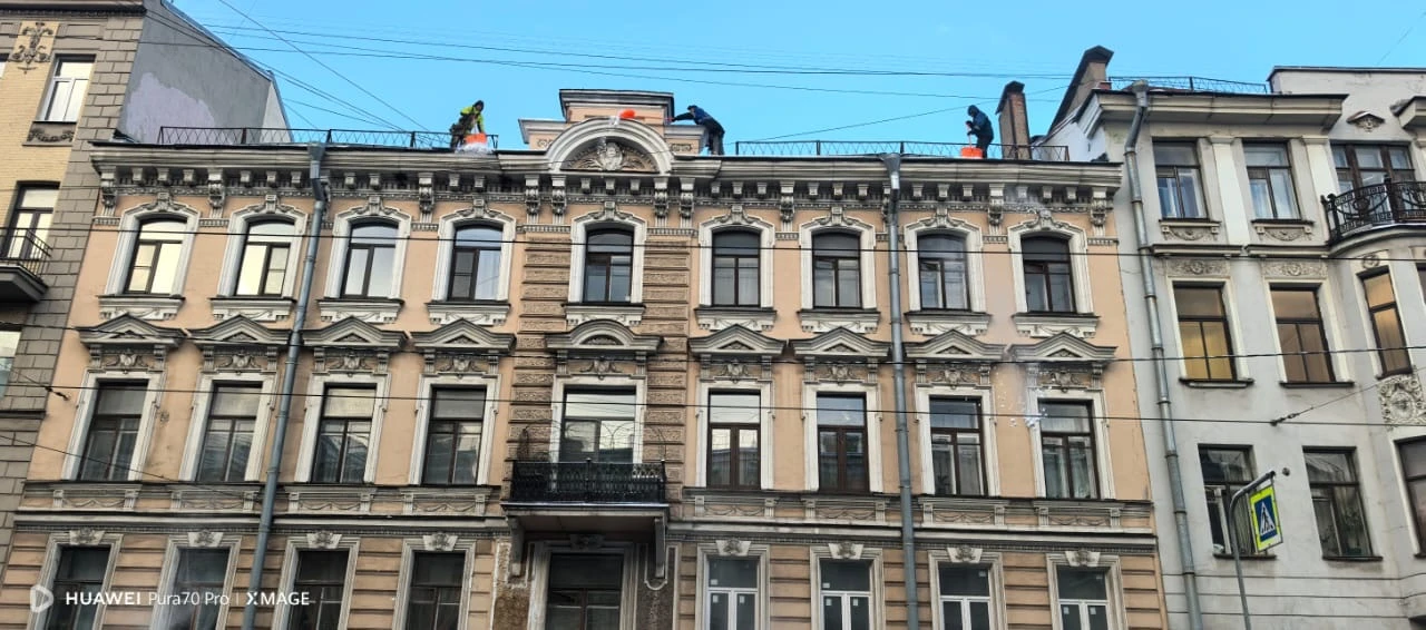 Уважаемые жители!  ЖКС 1 Адмиралтейского района приступило к сброске снега с крыш.  Просим Вас, проя