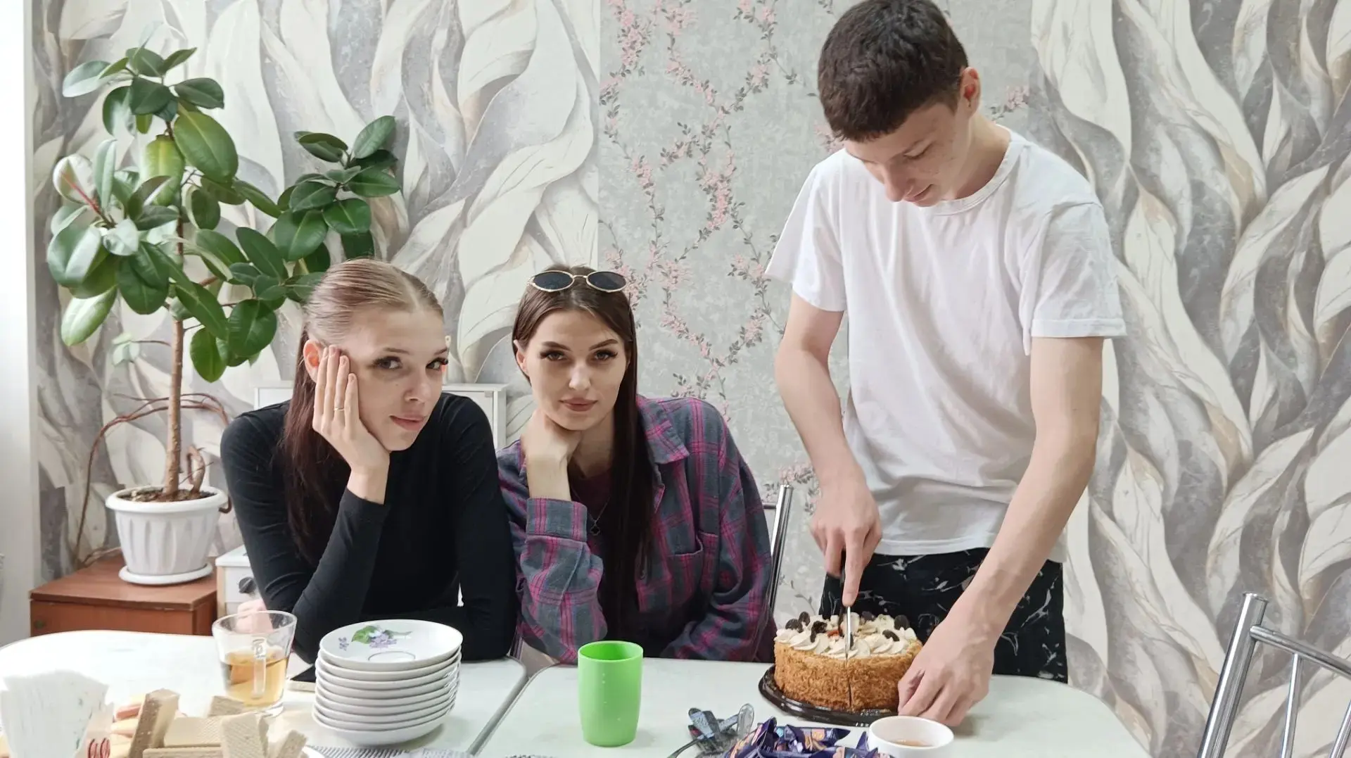 «Праздник в кругу семьи»🎁🎉🎈

Сегодня в нашей семейной группе отметили особенный день- 15-летие Ев