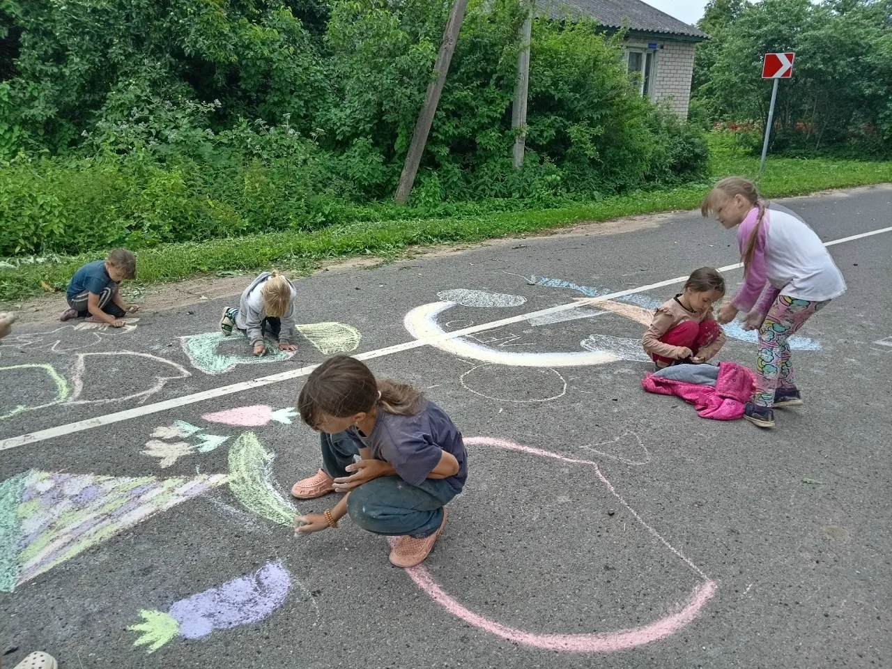 #Соловьёвскаясельскаябиблиотека
#культура_рядом
Рисование на асфальте — это не только веселое заняти
