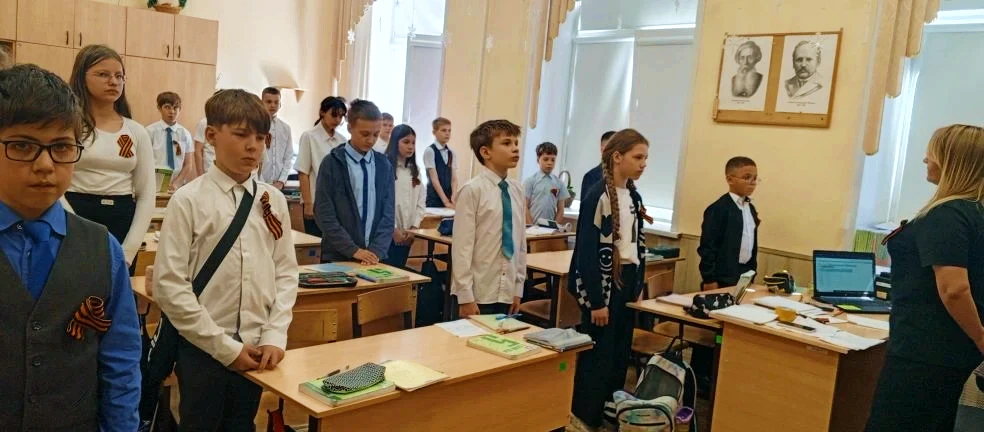 🕯️ Мы вспомнили. Мы не забыли.  Сегодня в полдень в Лицее прошла Минута молчания. Встали, склонили г