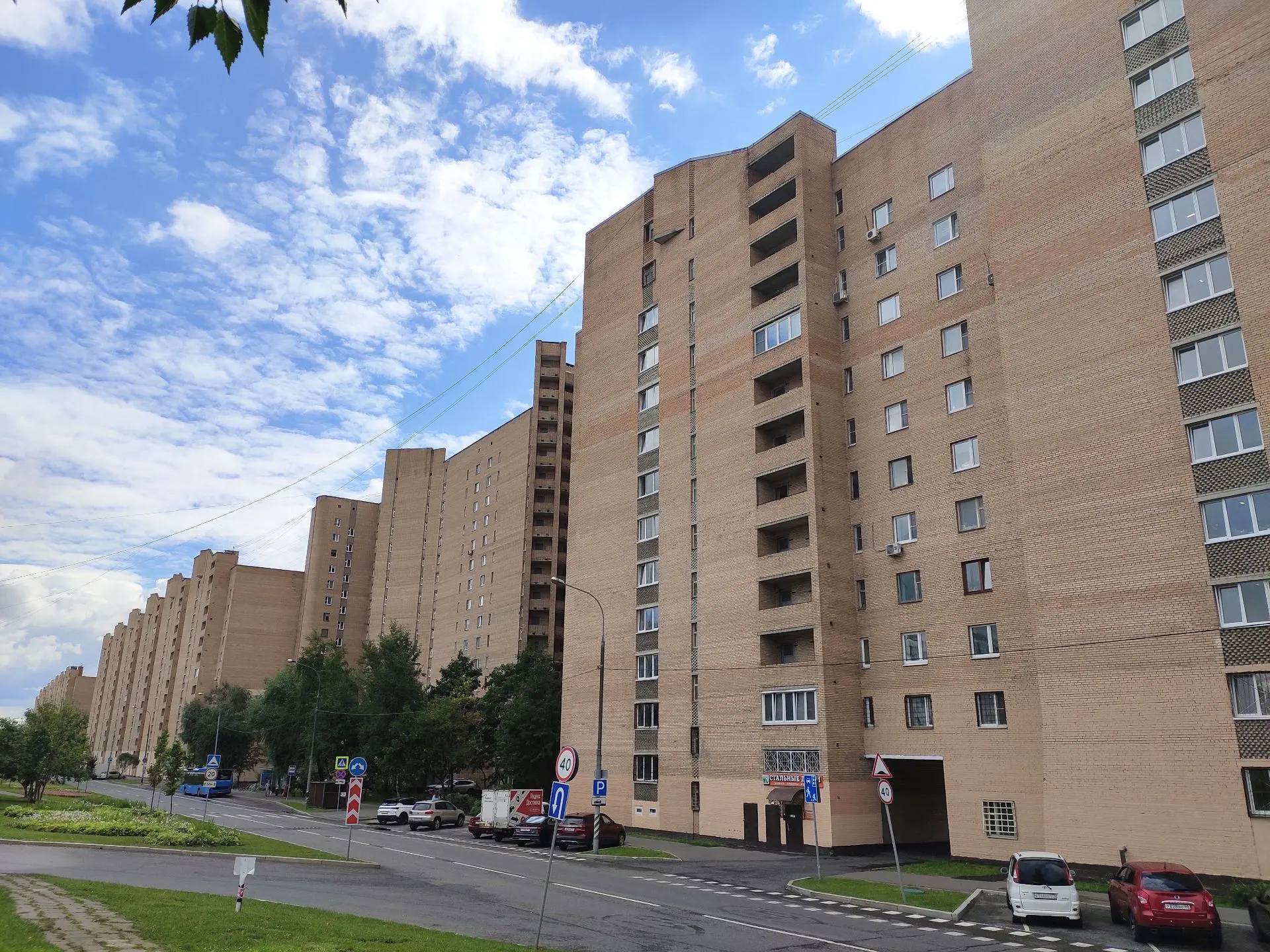 Самый длинный жилой дом в Москве, на улице Римского-Корсакова в Отрадном. Для удобства ...
