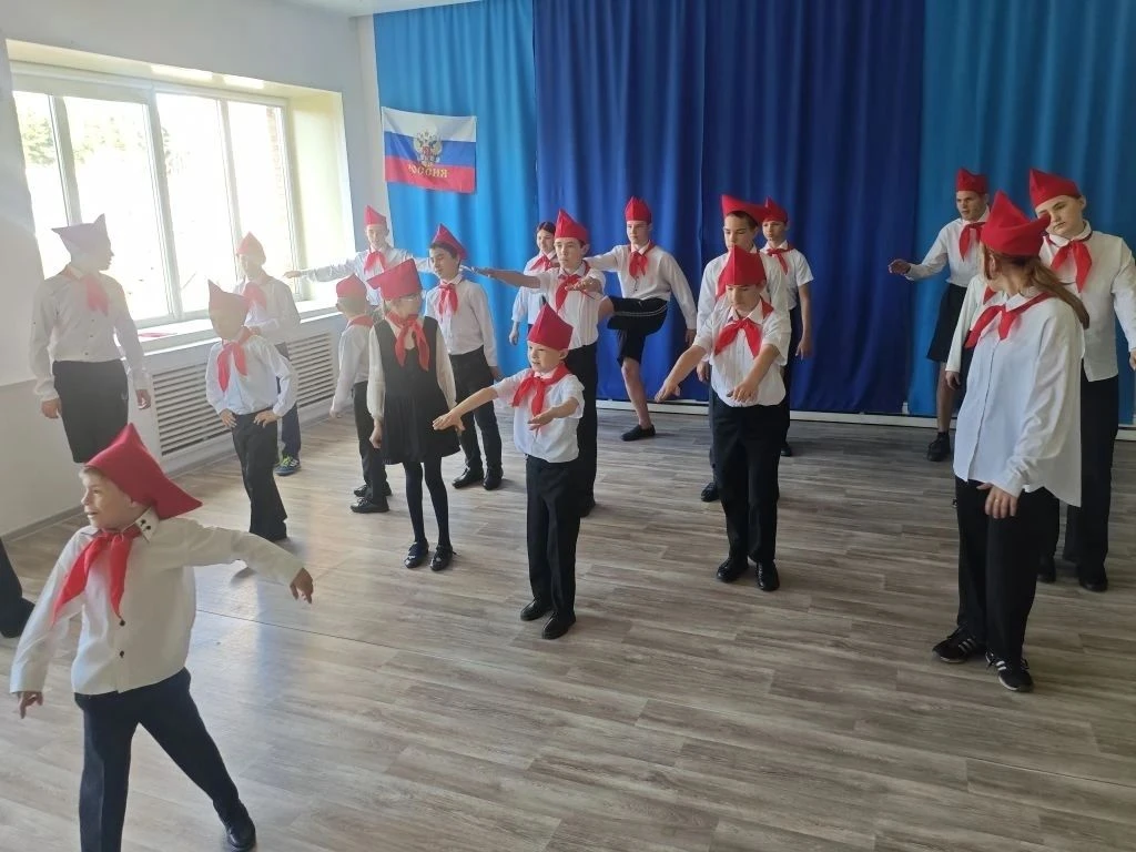 Воспитанники Дзержинского детского дома приняли участие во всероссийской акции «Вместе в будущее»  1