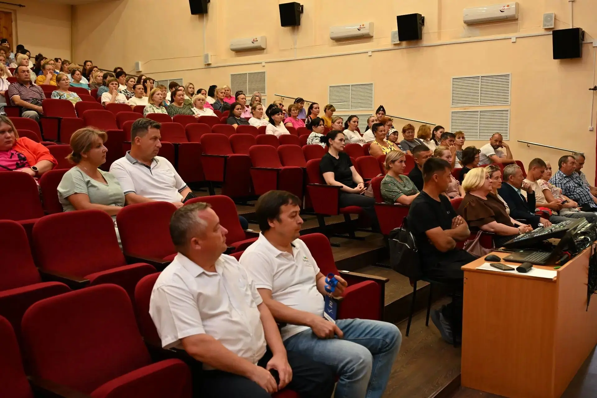 В Районном доме культуры состоялась встреча с жителями Вурнар по обсуждению вопросов, касающихся раз