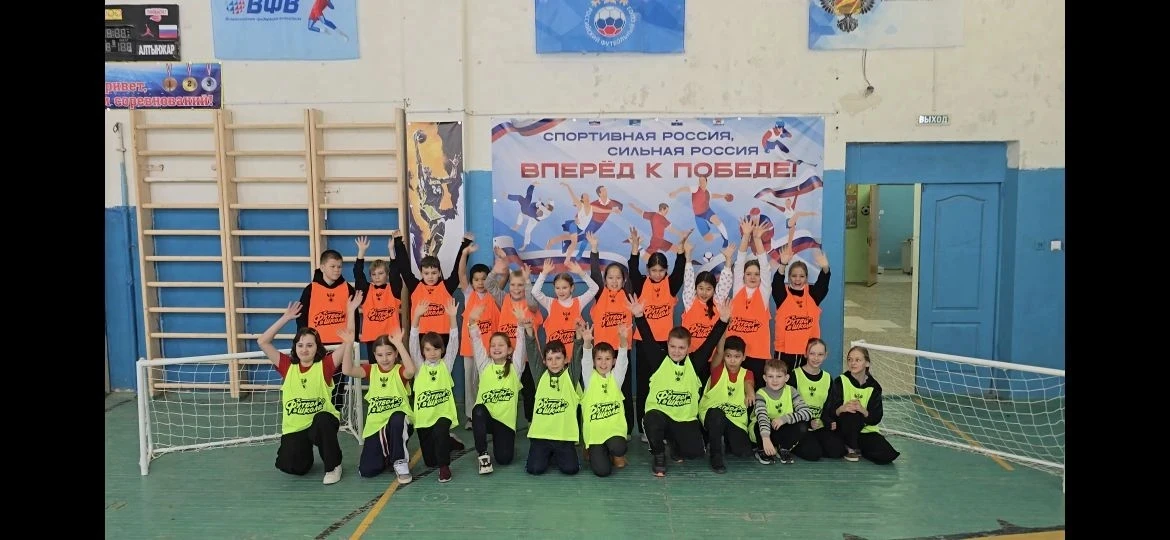 🏆⚽ В нашем спортивном зале прошла настоящая "Футбольная карусель" для учащихся! 🎉 Мер...
