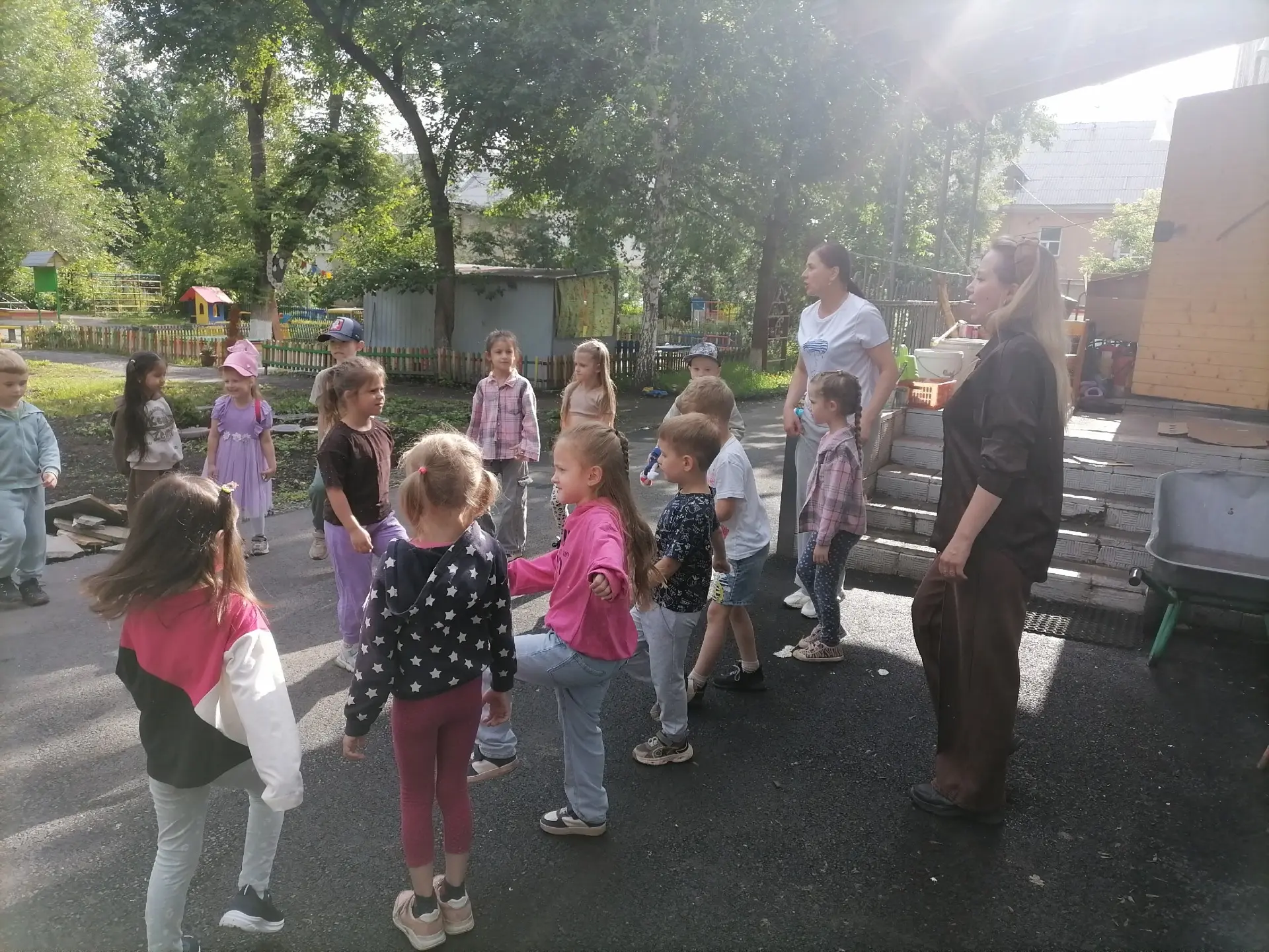 Утренняя зарядка на свежем воздухе: заряд бодрости и здоровья!