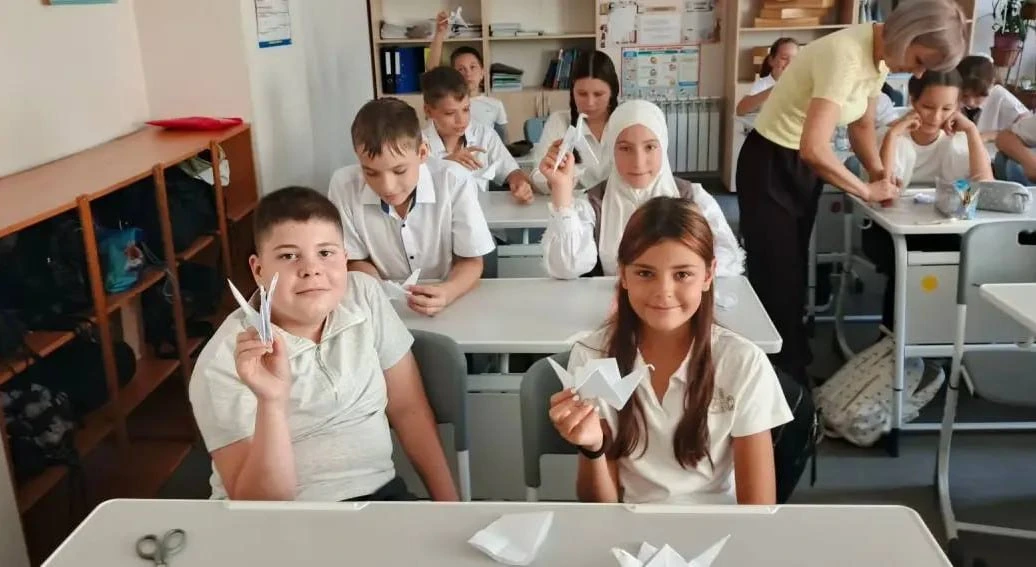 🕊️ Школьники Геническа изготовили бумажных журавликов в рамках Всероссийской акции "Па...