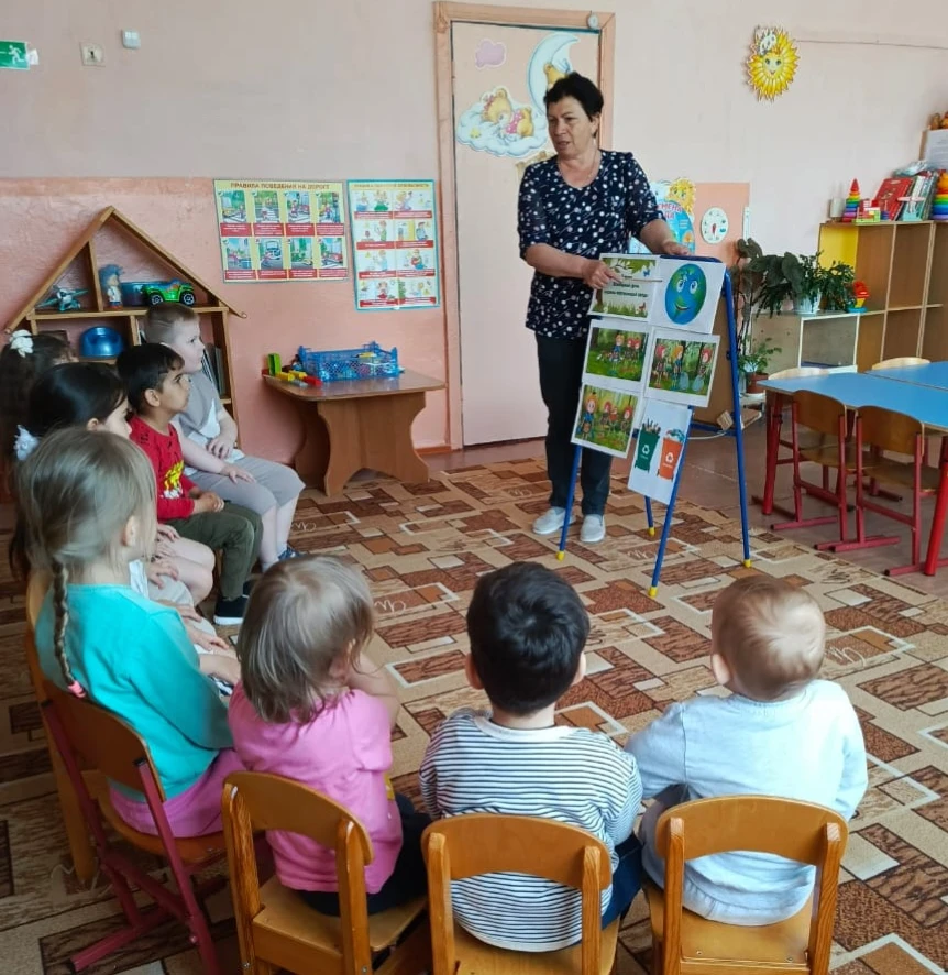 В нашем детском саду прошло тематическое мероприятие "День эколога в России". В ходе беседы воспитан