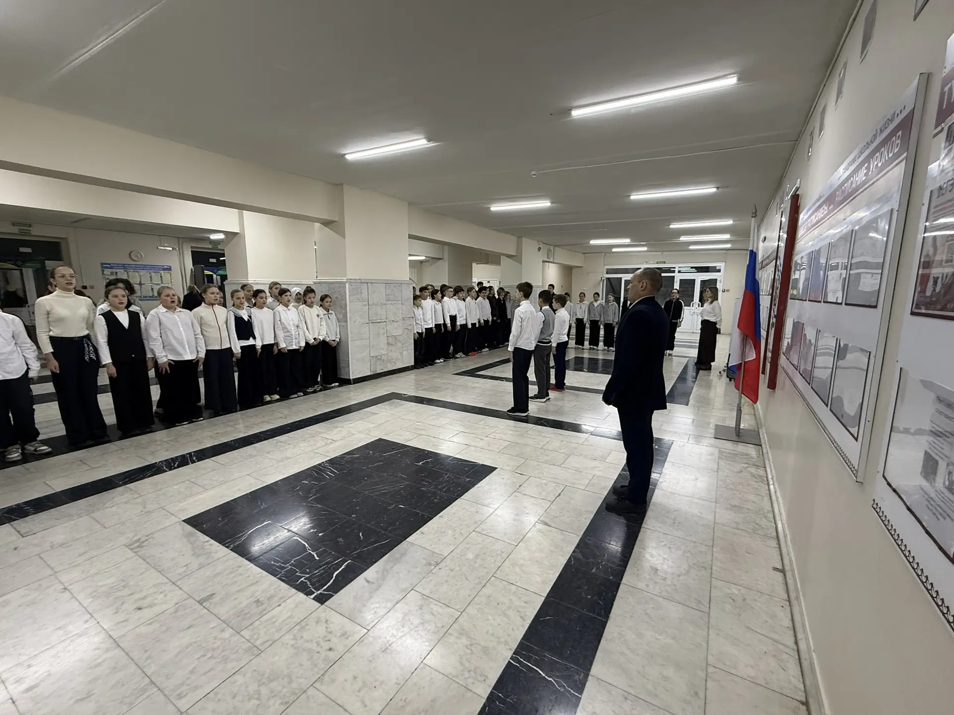 Морозное утро понедельника в нашей школе выдалось особенно важным и трогательным. На линейке для 5-х