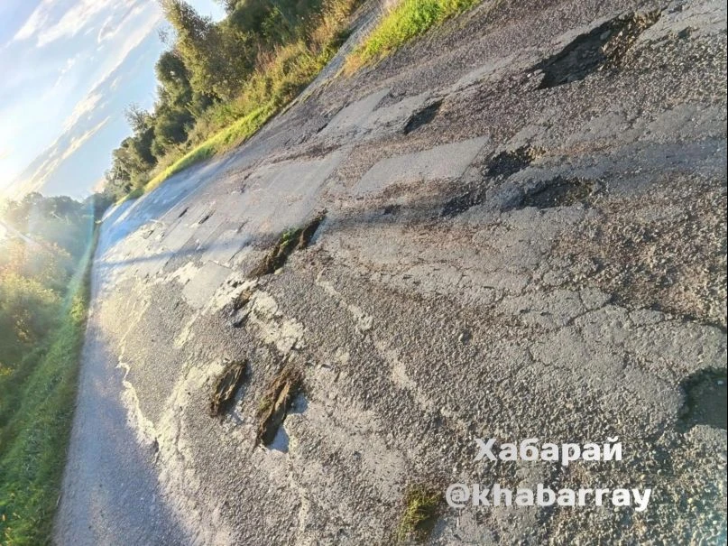 Житель засыпал ямы на дороге