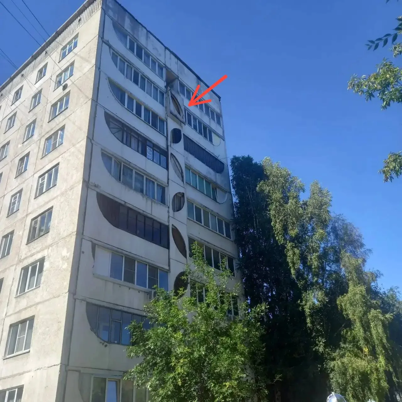 😱 Барнаульцы едва не стали жертвами рушащегося балкона девятиэтажки на Панфиловцев, 35