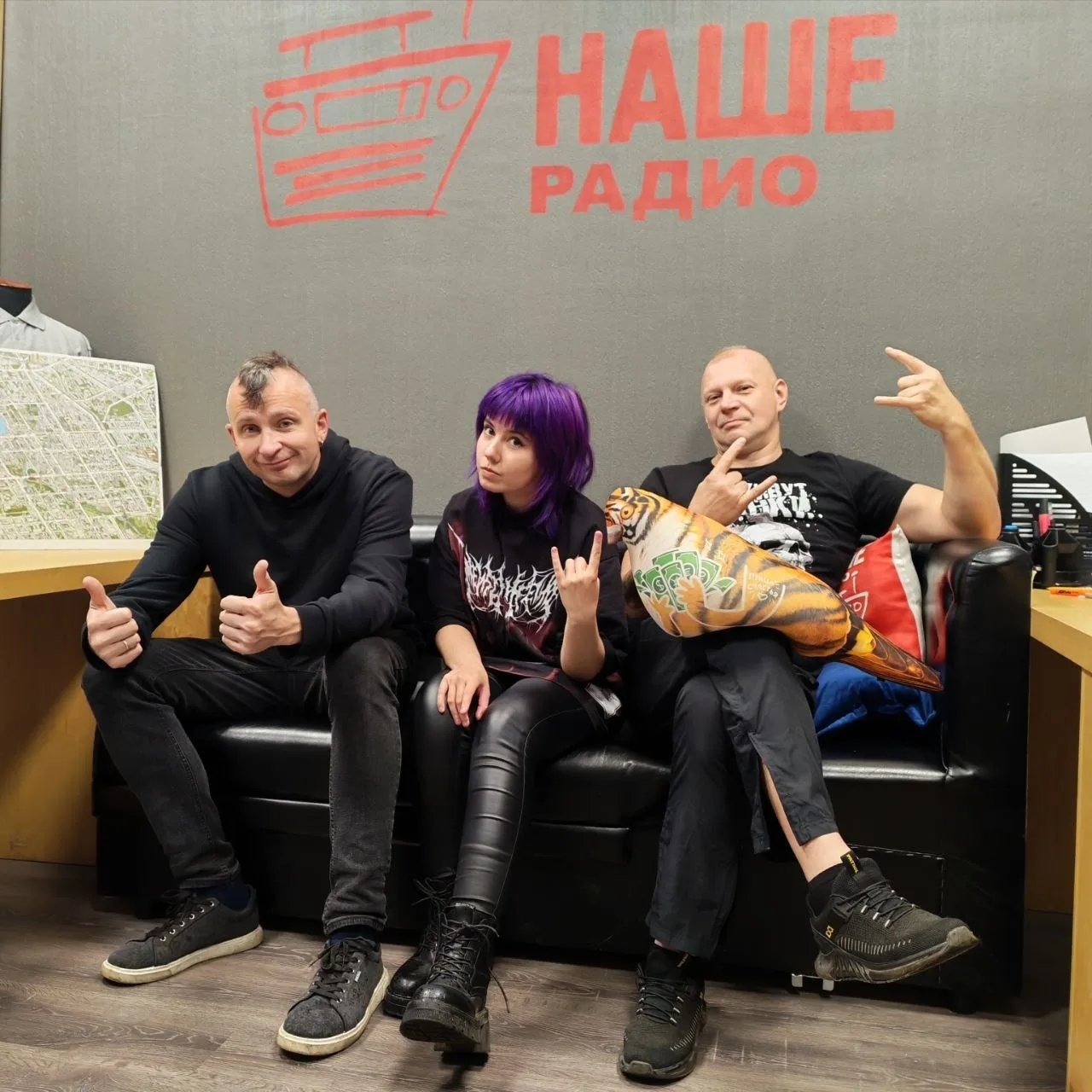 Примчали на радио.
