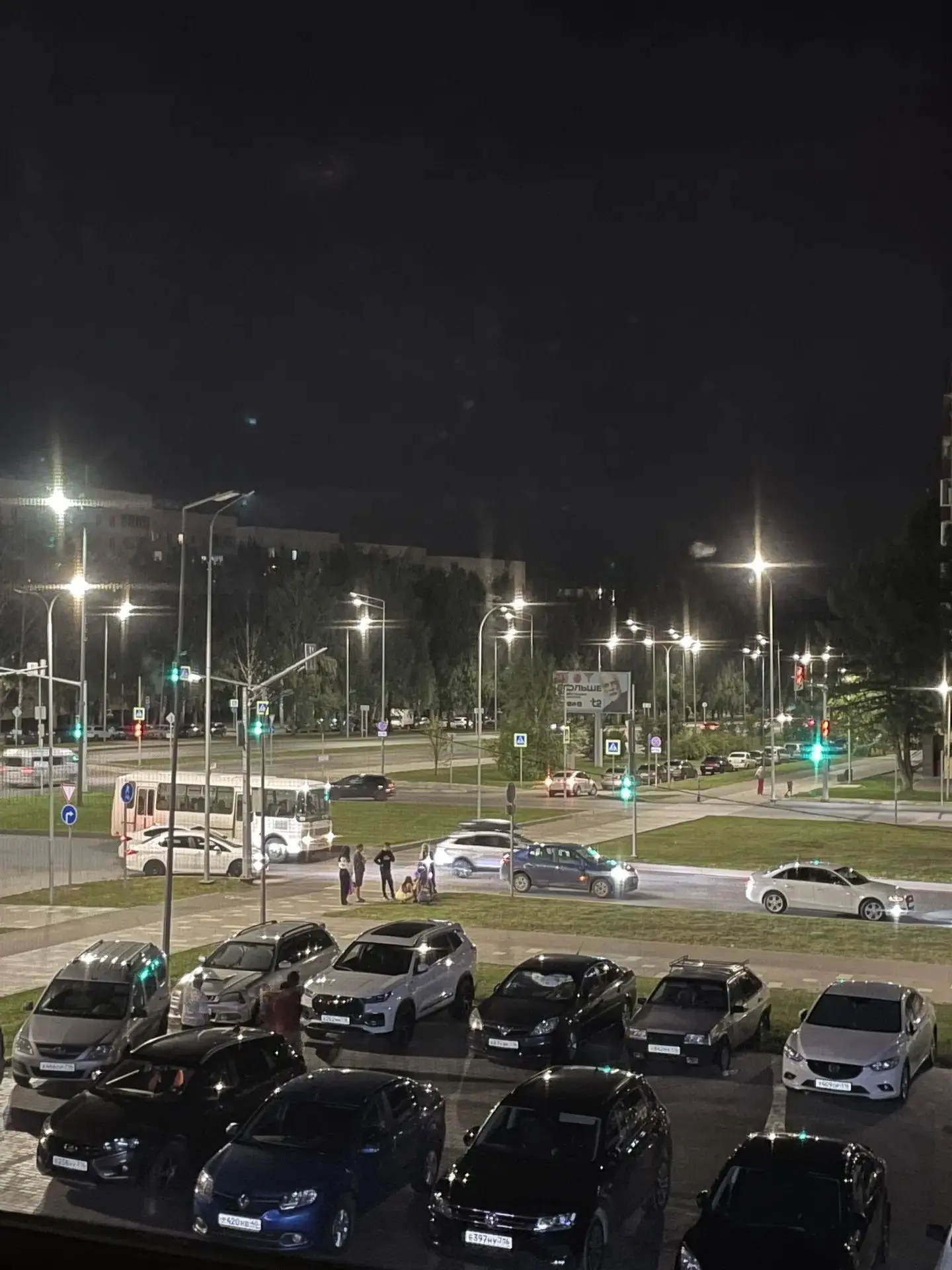 На пересечении проспекта Вахитова и улицы Гагарина сбили самокатчика. Об этом в соцсетях сообщают оч