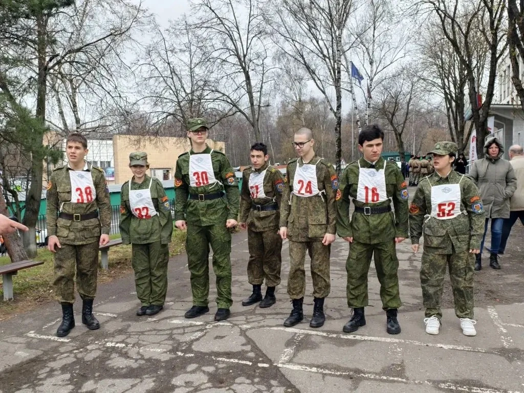 🇷🇺 Юнармейцы 8 «Г»: достойный бой в «Зарнице 2.0»!  На прошлой неделе наш кадетский 8 «Г» класс пред