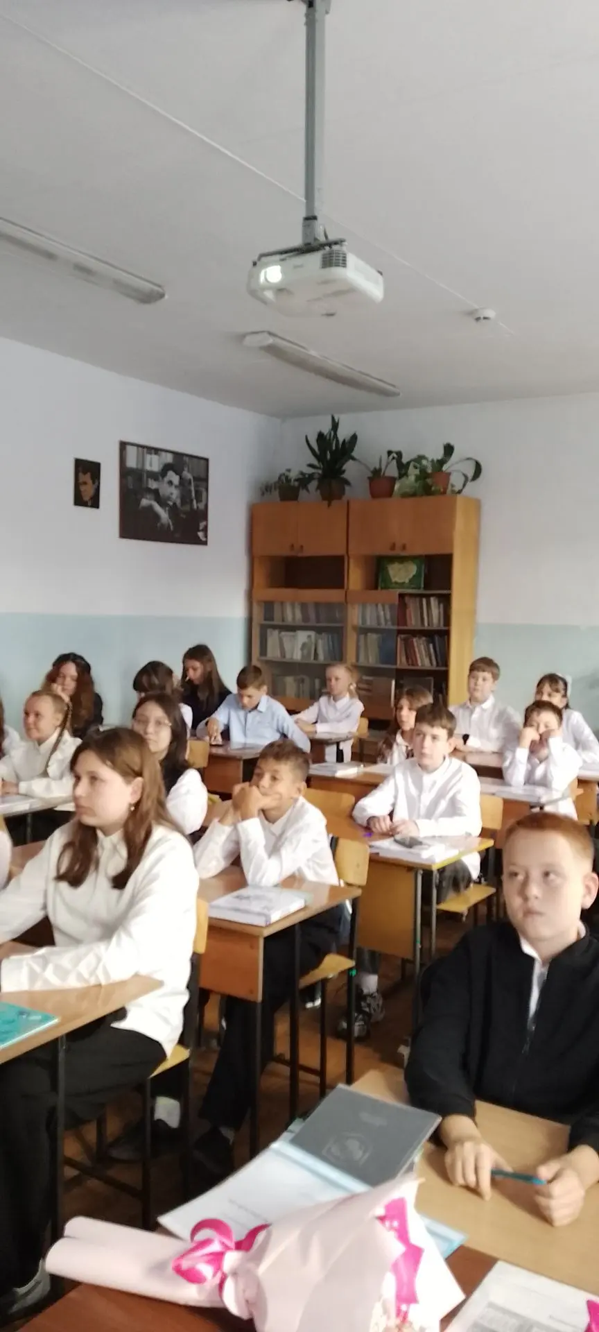 Сегодня в школе № 64 было по-особенному шумно и торжественно. Учащиеся 6Б класса пришли...