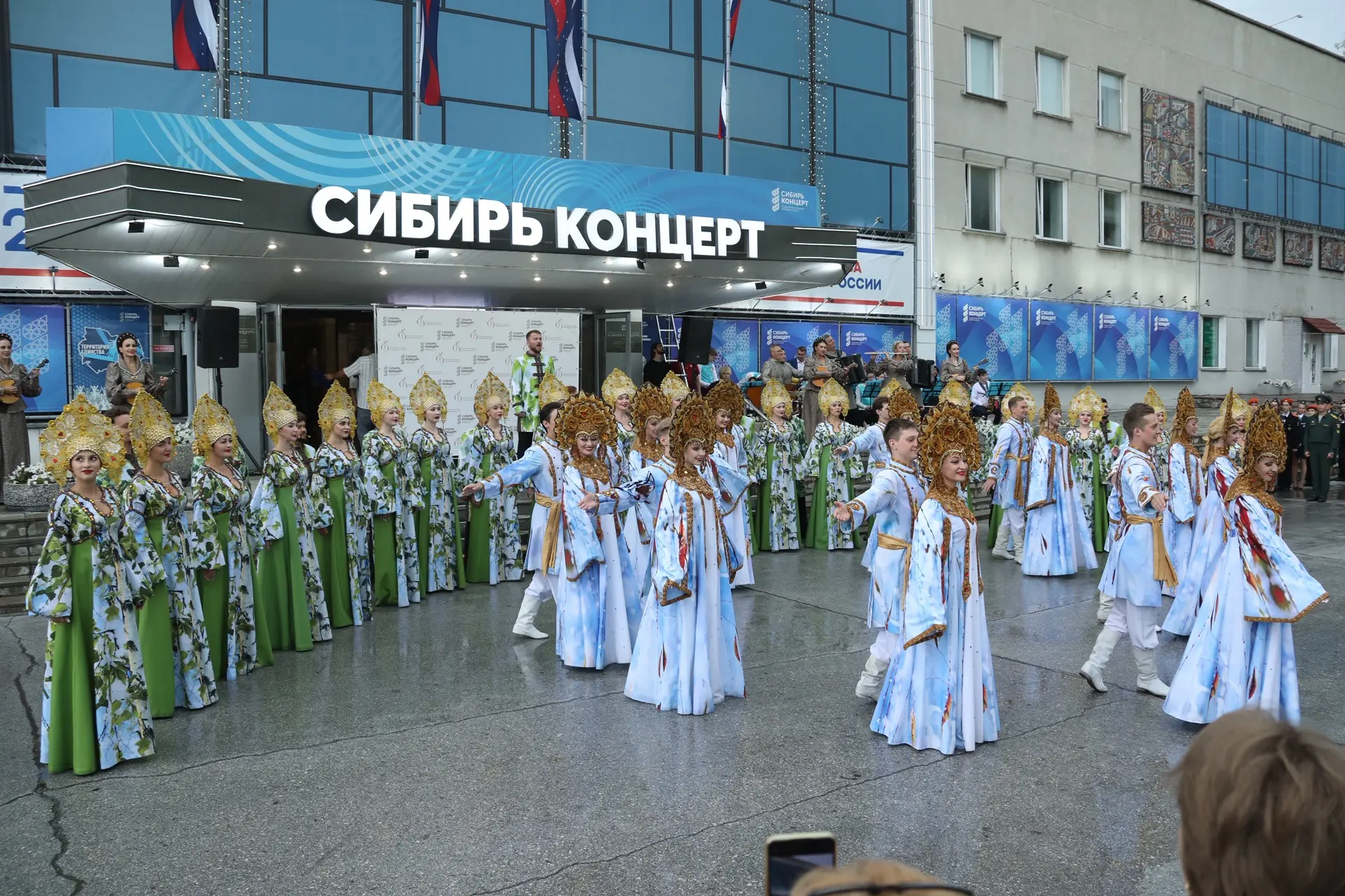 Праздничная акция ко Дню Государственного флага России состоялась в «Сибирь-Концерт»