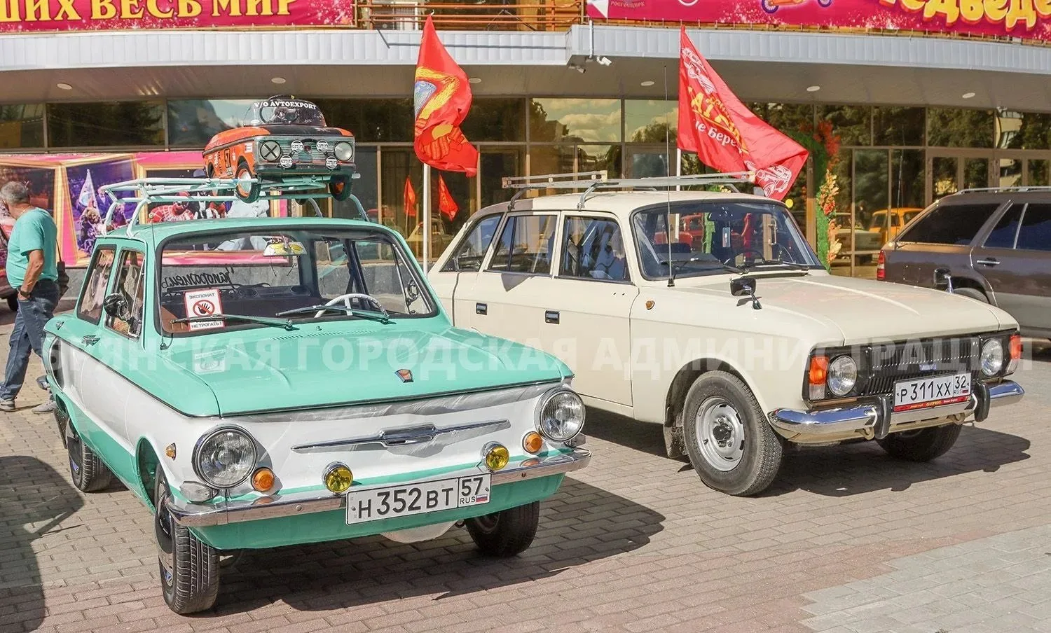 В Брянске на площади Революции в честь Дня города организовали выставку ретротехники. Э...