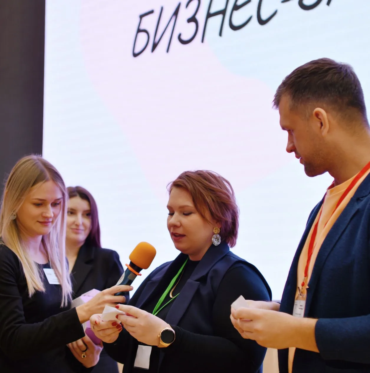 Что такое общаться по-взрослому?

Зрелая личность в коммуникации с другими несёт ответственность за: