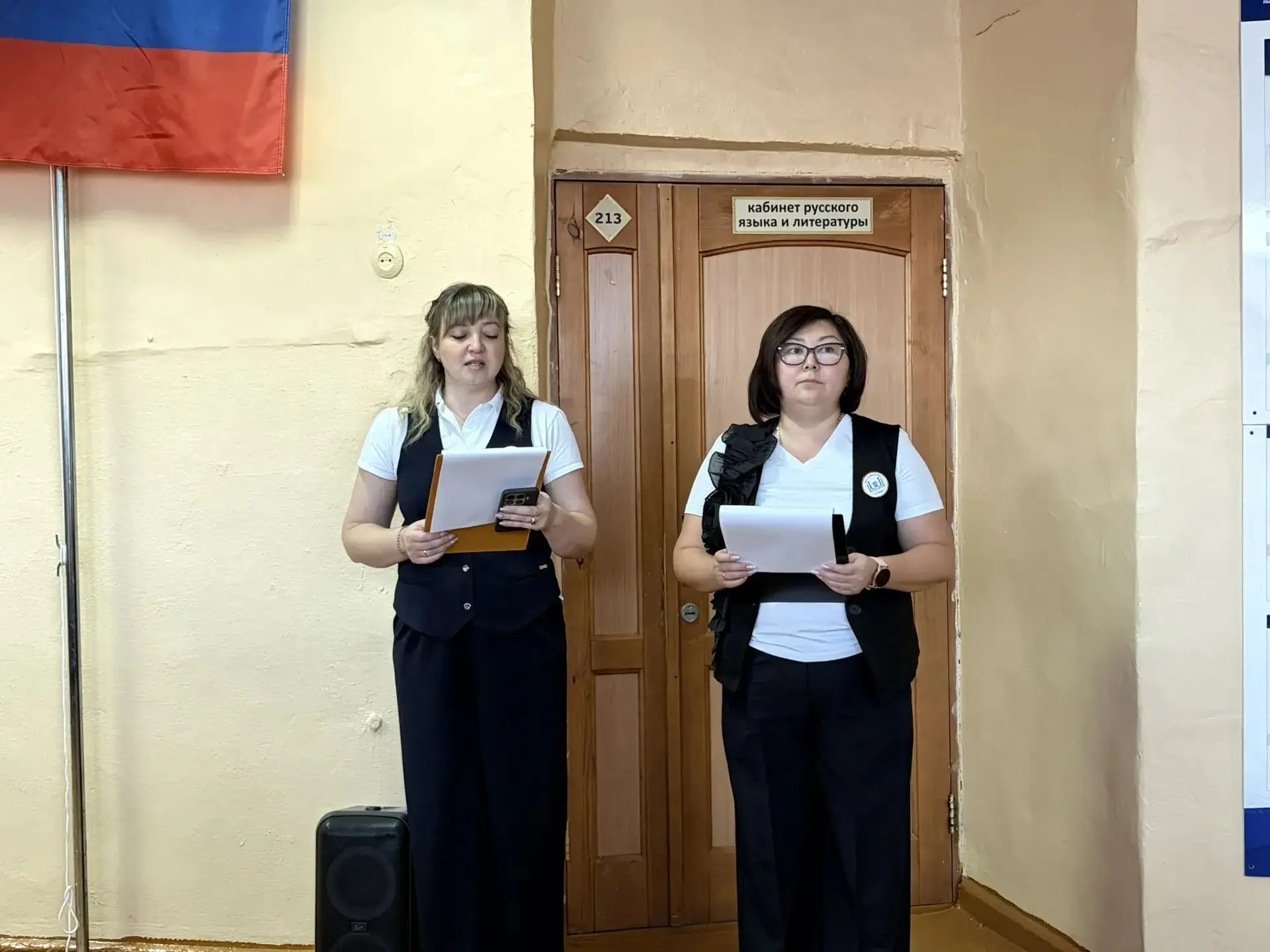 🇷🇺 Наше школьное утро понедельника началось традиционно: под гимн России мы зарядилис...