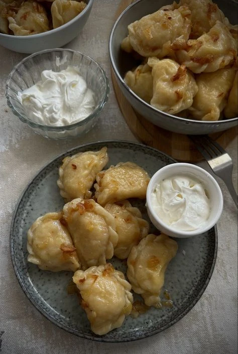 Что сегодня готовили признавайтесь? 😁у нас вареники с картошкой 😋 и грибами👌😉не зря...