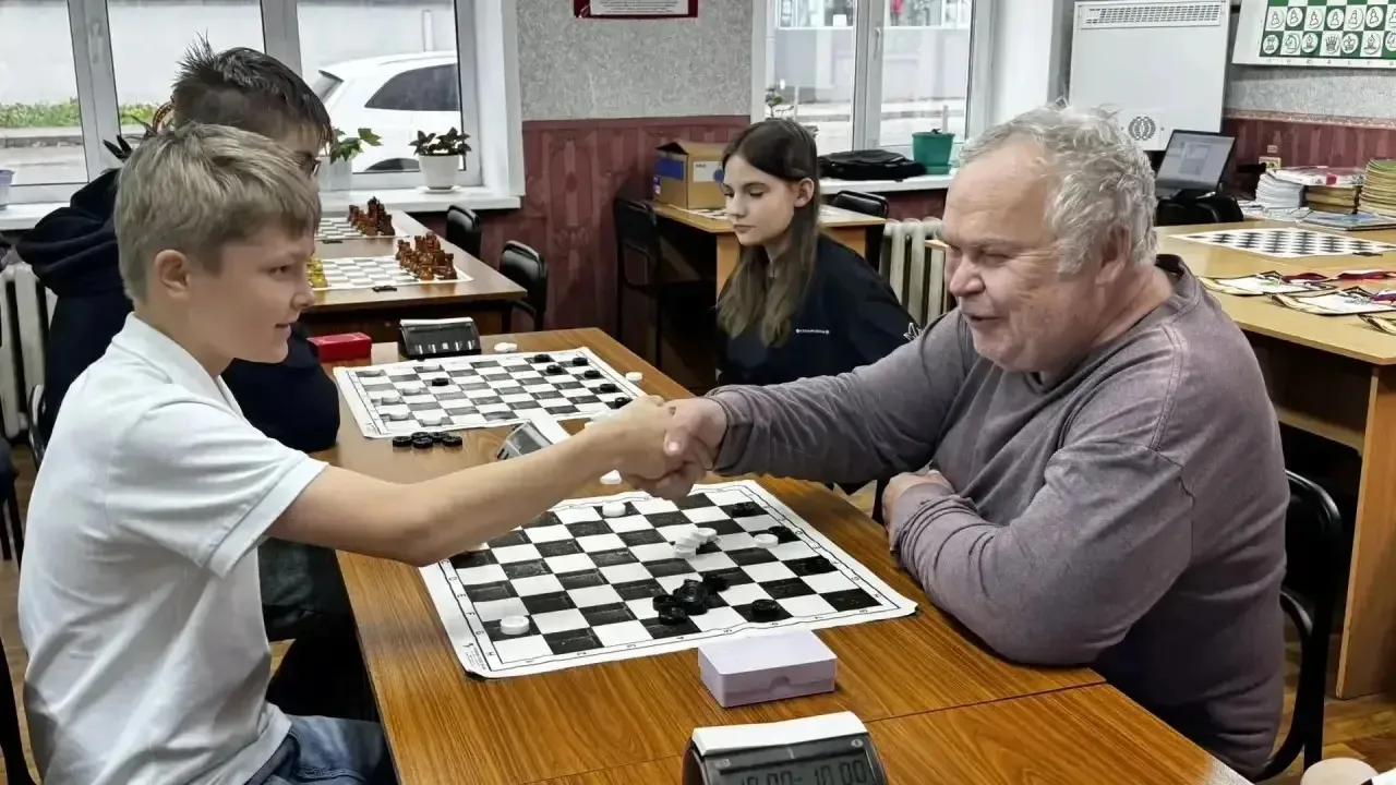 ♟️ В Серове прошёл турнир по русским шашкам среди ветеранов и юных спортсменов