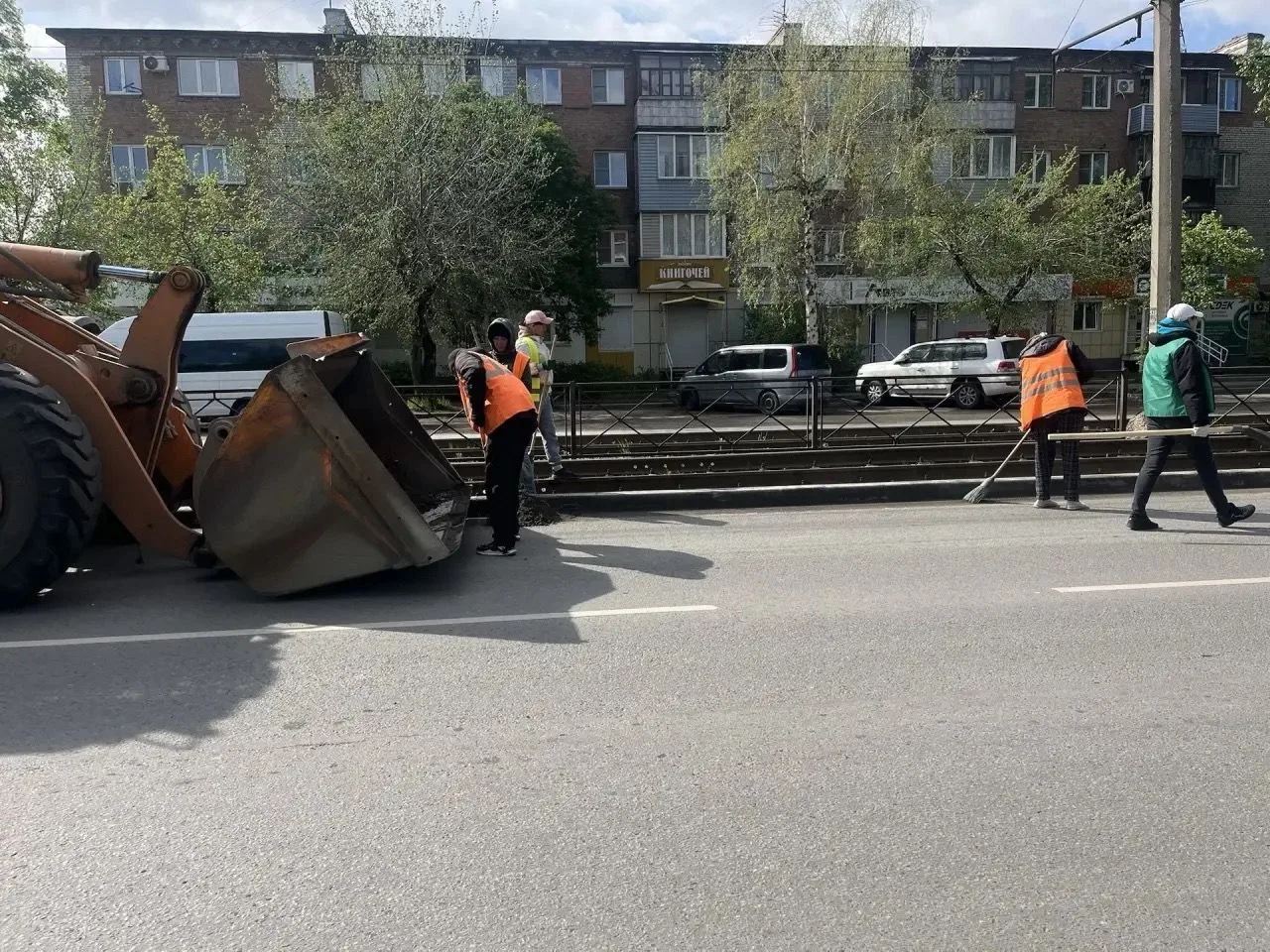 Коммунальные службы города продолжают работы по благоустройству и содержанию территорий ⁣ 🚜Локально-