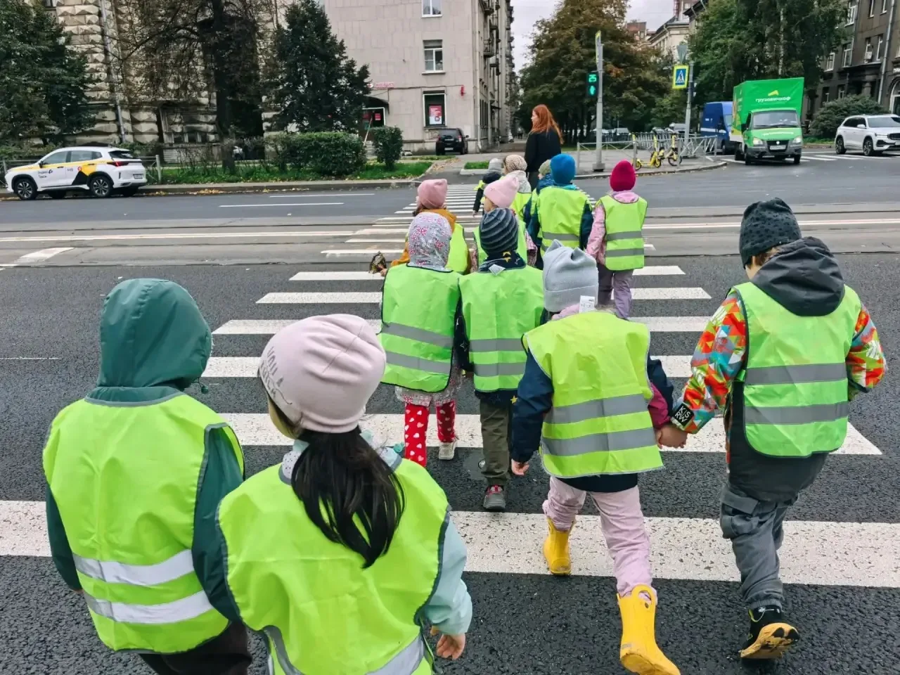 🚦 Юные инспекторы на страже порядка! Группа «Солнышко» вышла в рейд! 🚓👀