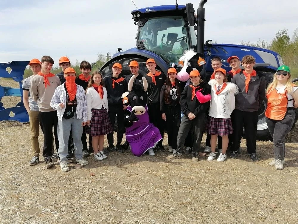 🚜5 мая ученики 9а, 9б и 8б классов приняли участие в Дне Пахоты, которое организовал а...