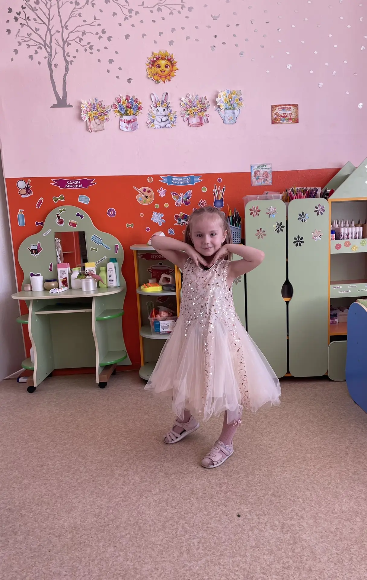 🎉 День моды удался на славу! 🎉

Наши девочки — настоящие звёзды! ✨ Пышные платья, милые бантики, я