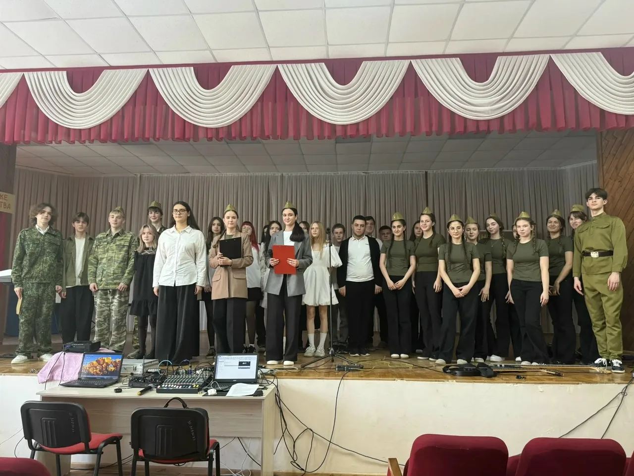В честь 23 февраля в нашей школе прошел праздничный, яркий и впечатляющий концерт, организованный об