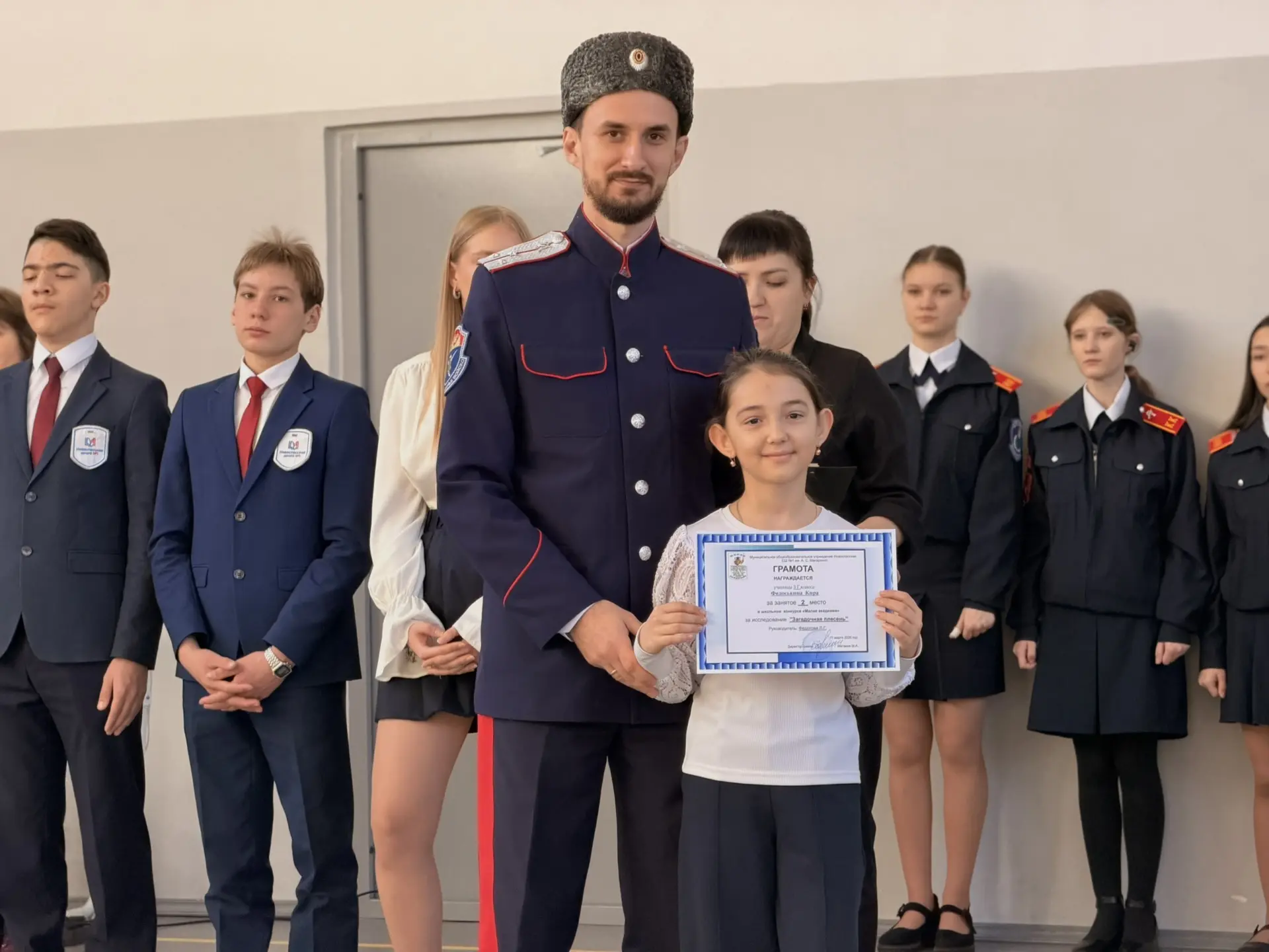 🏆СТАРТ НЕДЕЛИ ПОД ФЛАГОМ ПОБЕД!   Сегодня наша школа традиционно открыла новую учебную неделю торжес