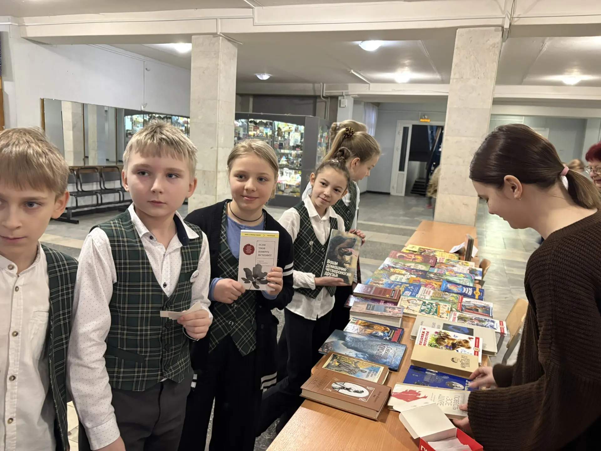 В Псковском педагогическом комплексе прошел День книгодарения.  С 14 февраля 2012 года отмечается од