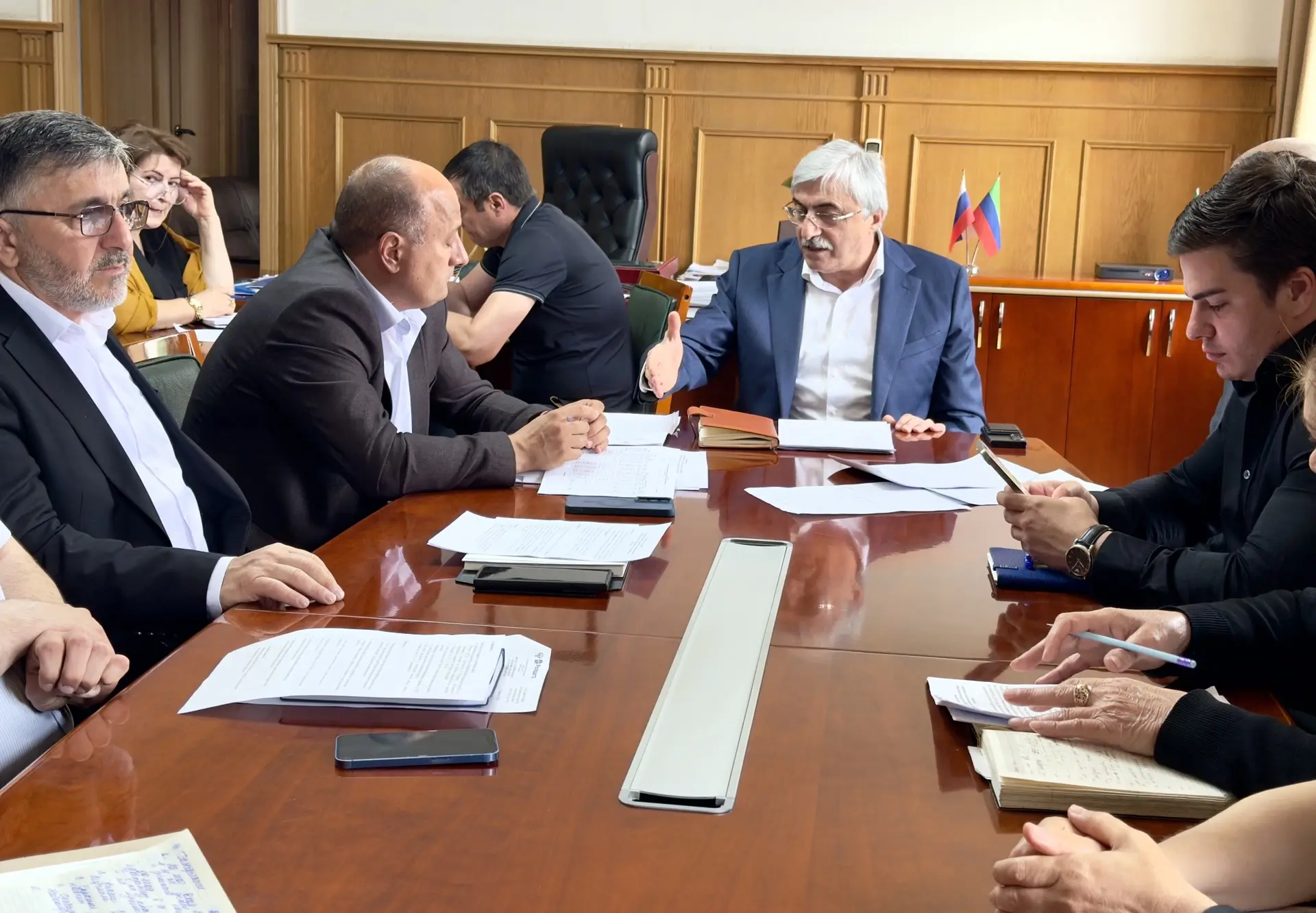 🌍В Новолакском районе прошла еженедельная планерка под руководством главы муниципалитета Мамати Гамз