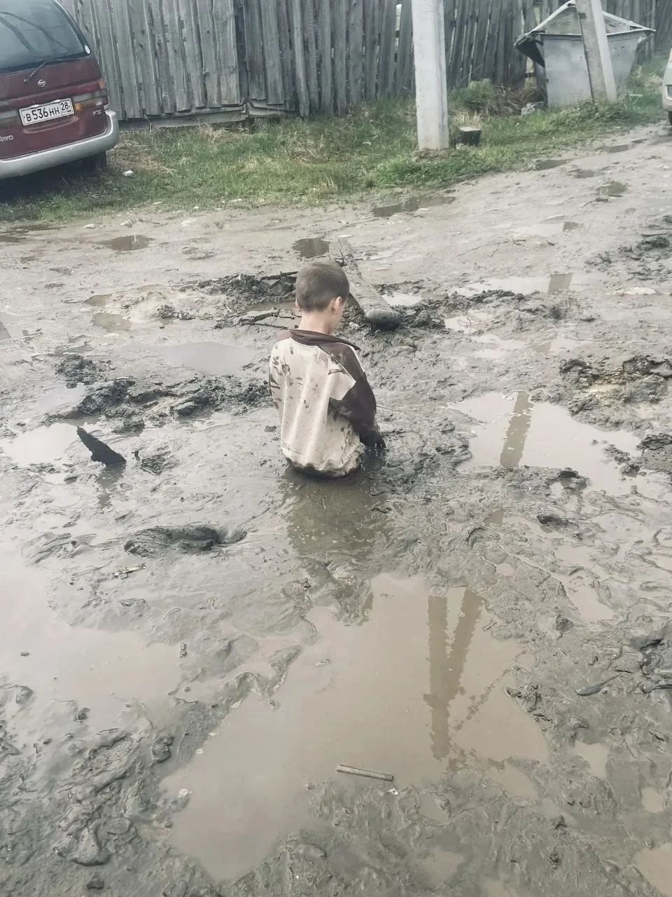 Ребенок едва не утонул в огромной луже посреди дороги