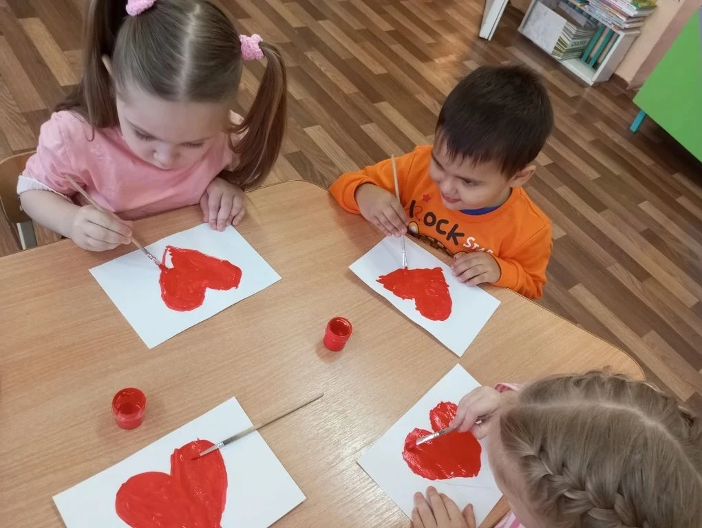 🌟 Рисуем доброту: путешествие в Страну Вежливости! 🌟

Ребята из средней группы отправились в удиви