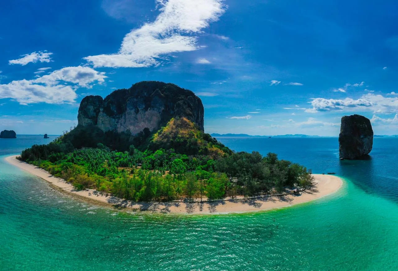 Остров Пода, Таиланд 🇹🇭  🔹 Пода - необитаемый остров в тайской провинции Краби, в 8 километрах от пл