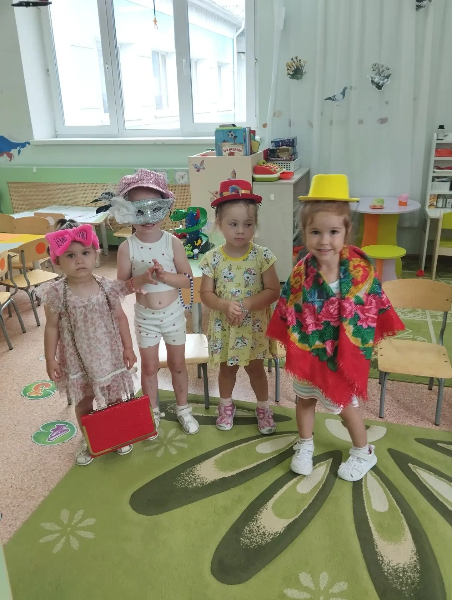 «10 июля -  День дочек»

Что за глазки, что за щечки,
Губки, словно розы цвет!
Нет милее нашей дочки