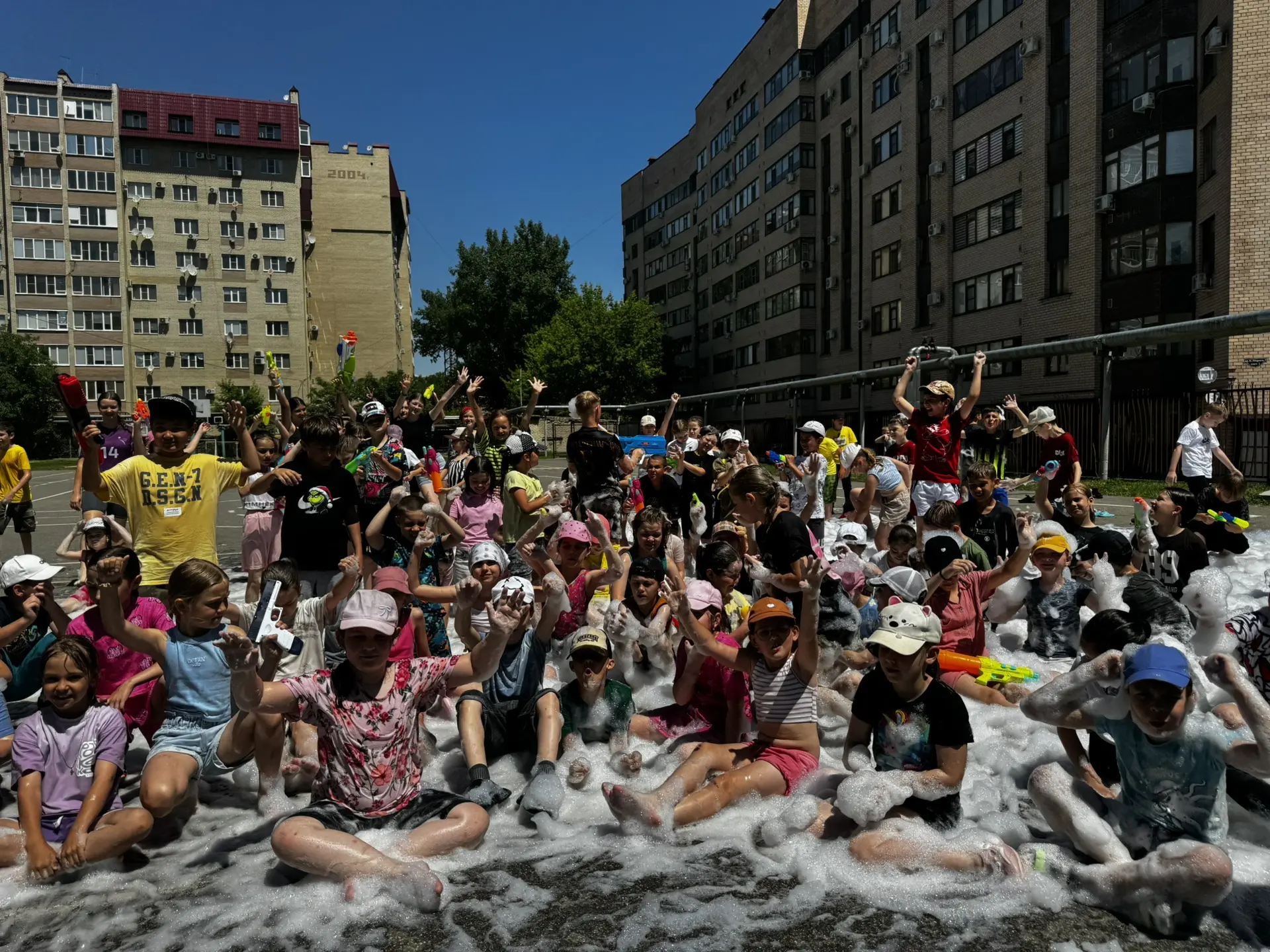 💦💦💦💦Сегодня в лагере 
☀️Бригантина☀️случился праздник 🫧тысячи мыльных пузырей 🫧Ребята окунулис