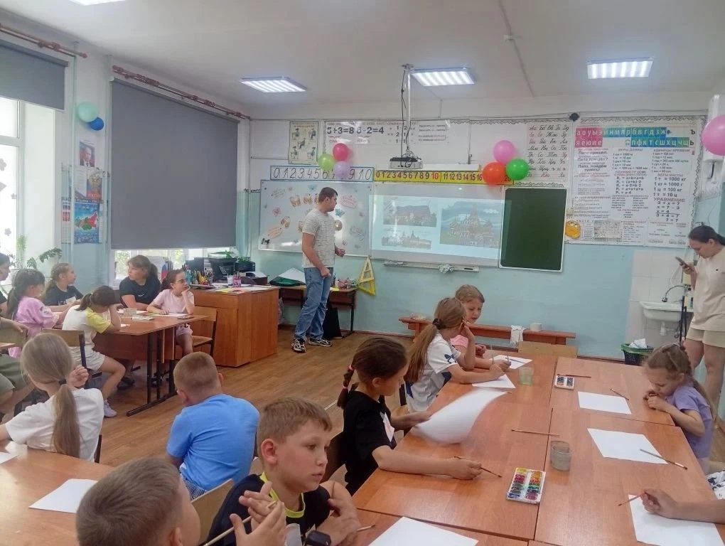 В преддверии Дня России ученики 1-5 классов приняли участие в тематической выставке рисунков «Моя Ро