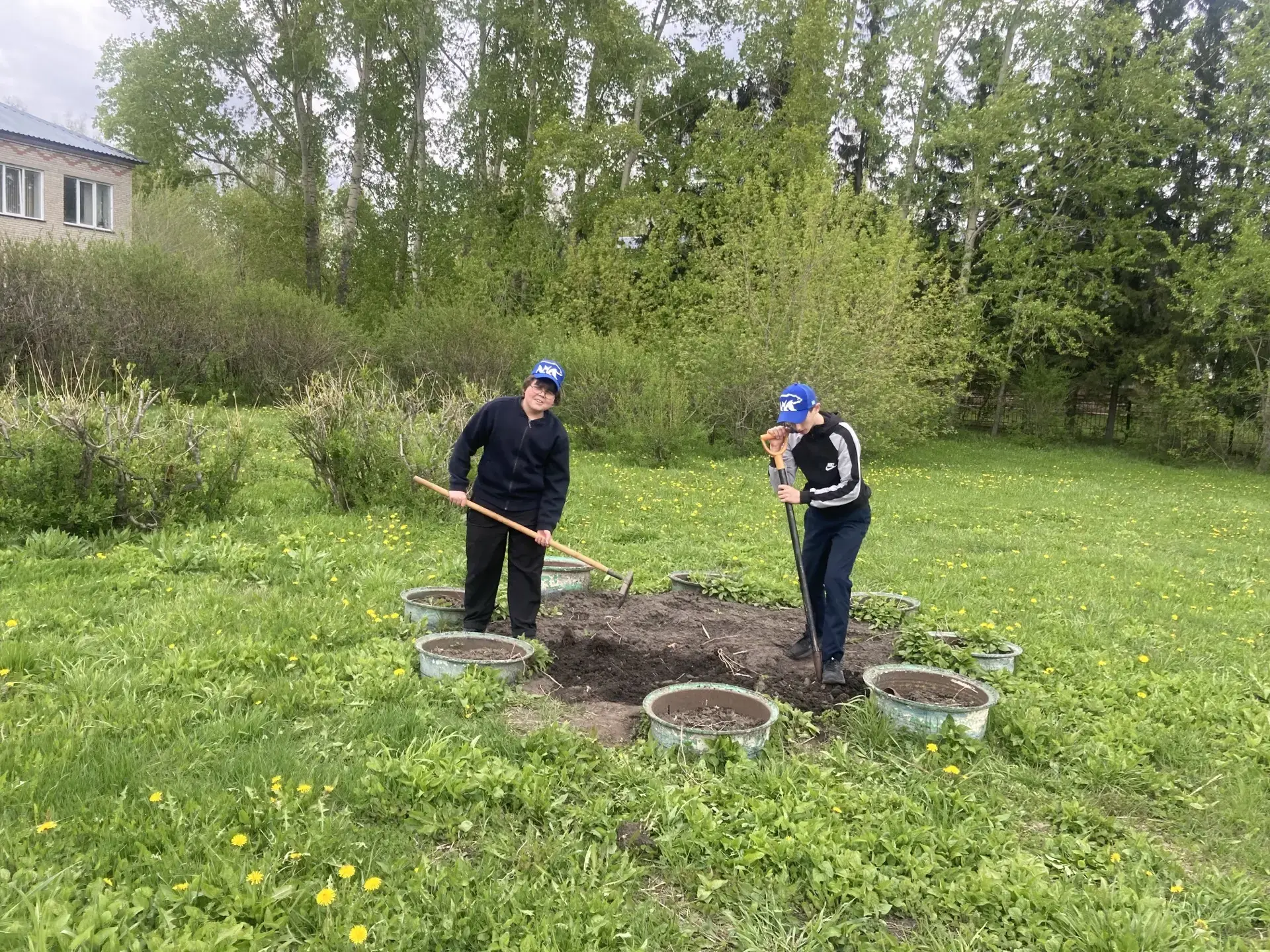 Какие молодцы наши семиклассники! 🌟    Сегодня на школьной территории кипела работа: у...