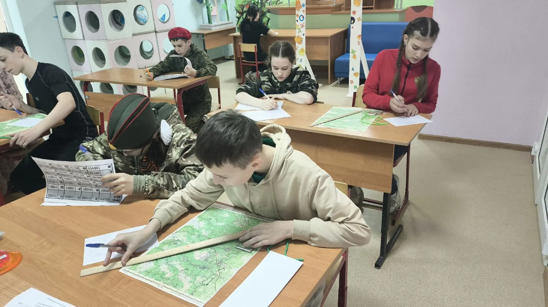 🪖Ученики 5-6 классов с большим азартом приняли участие в муниципальном этапе всероссийской военно-па