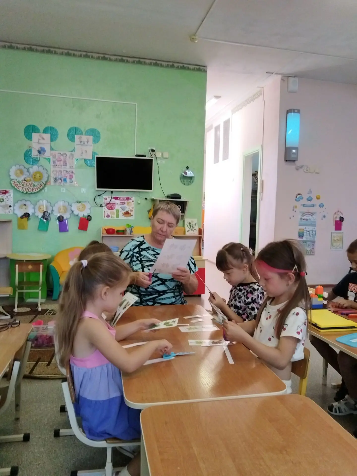 Сегодня в группе "Смешарики"  ребята сделали своими руками  игру "Дерево-лист-плод ". Придумали разл