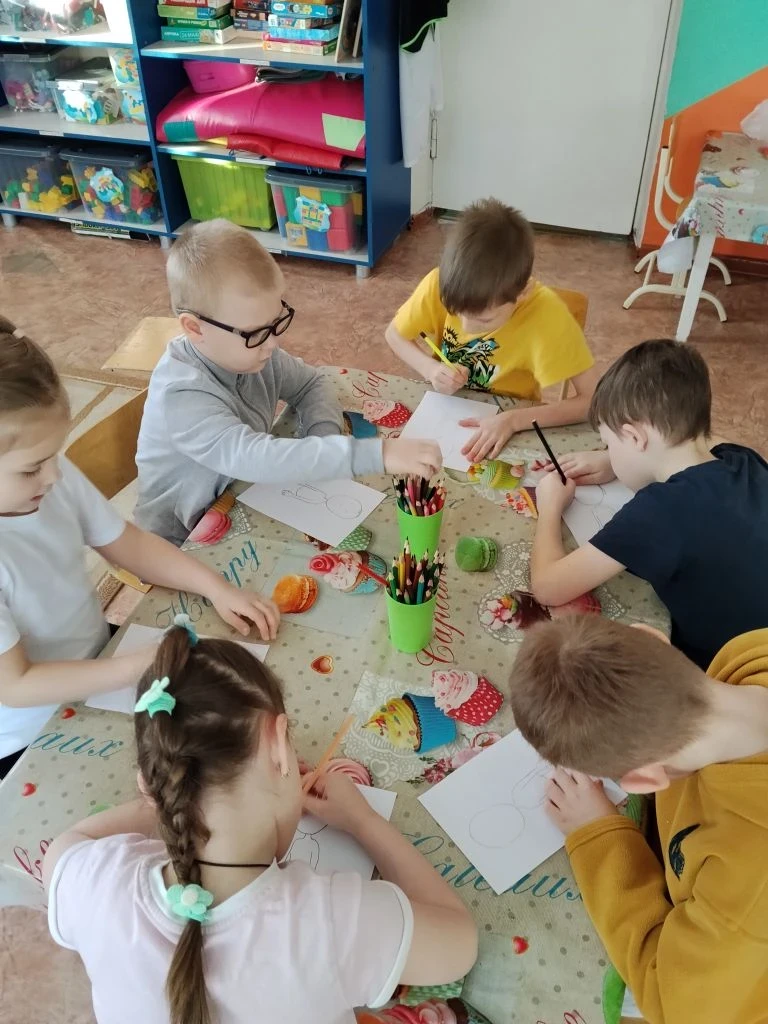 Ребята из группы №11 с энтузиазмом взялись за увлекательное упражнение "Дорисуй картинку"! Это был н
