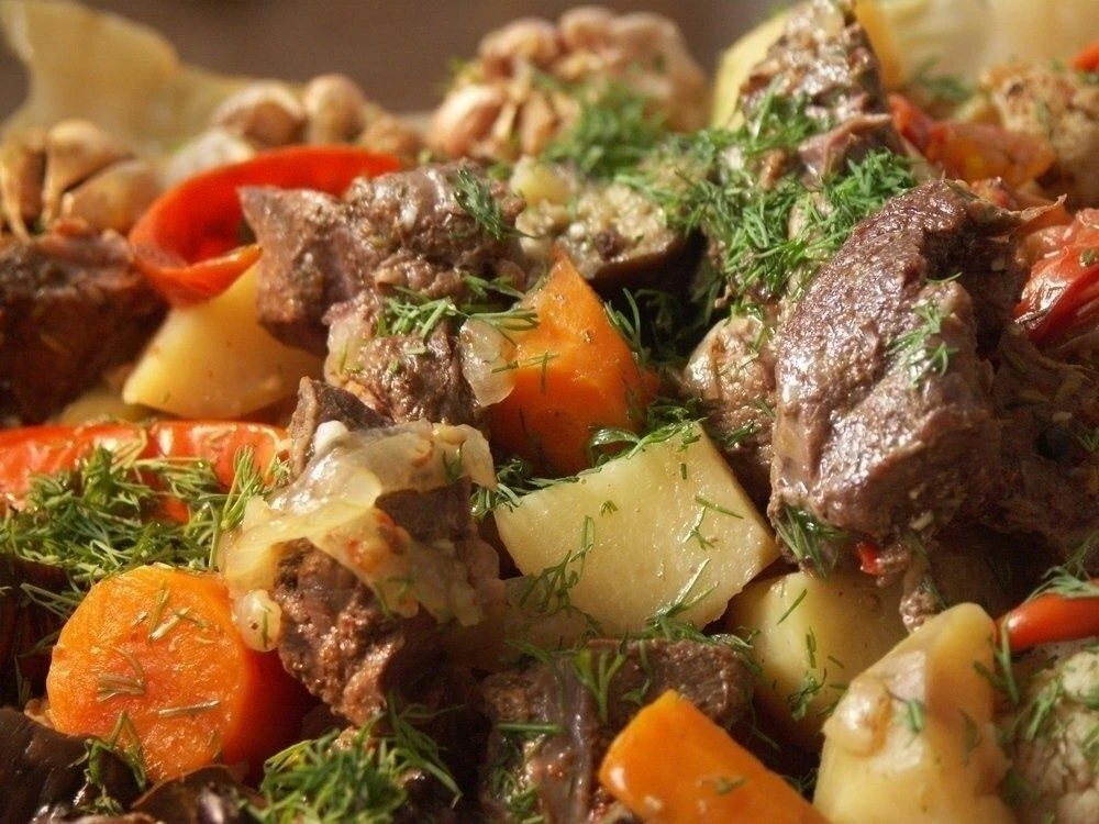 Басма - тушеное в казане мясо с овощами Основная идея, воплощенная в данном блюде состоит в том, что