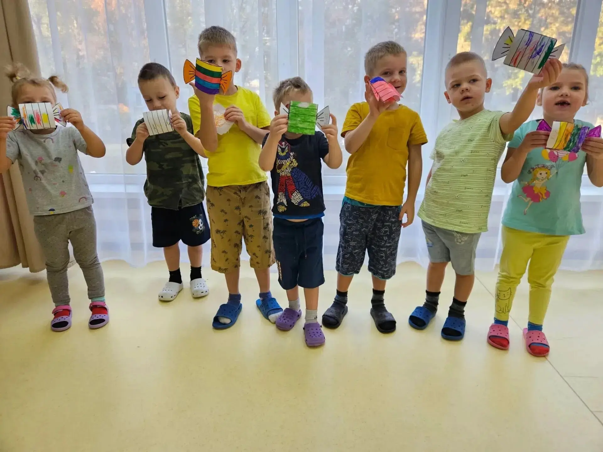 🍬 Сегодня мы вместе с детьми создавали чудесную поделку - бумажную конфету. Это не про...